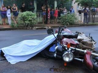 Vítima estava na moto quando foi atingida no pescoço (Foto: Alcides Neto)