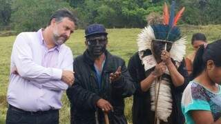 Deputado Paulo Pimenta com índios em Antonio João (Foto: Divulgação/Assessoria)