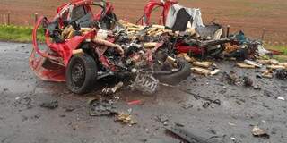 Carro Gol ficou completamente destruído: os dois ocupantes morreram (Foto: Jovem Sul News)