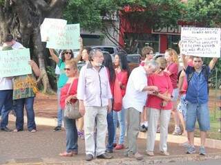 Manifestantes no Centro de Campo Grande, na tarde desta quinta-feira, em ato contra impeachment de Dilma (Foto: Alan Nantes)