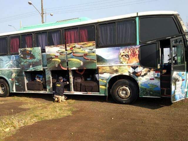 Em bloqueio, PRF apreende &ocirc;nibus carregado de produtos paraguaios 