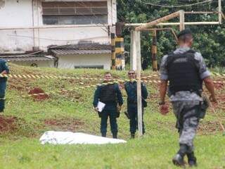 O corpo do policial Gilberto Biano Mendes Valiente foi encontrado nesta manhã (Foto: Henrique Kawaminami)