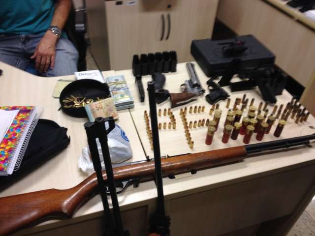 PF apreende arsenal, 114,3 kg de coca&iacute;na, d&oacute;lares e carros de luxo