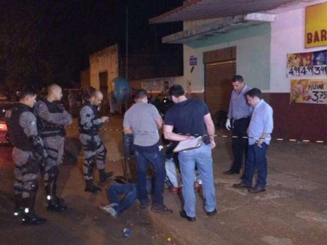 Ao descer de carro em bar, homem &eacute; recebido a tiros e morre no local