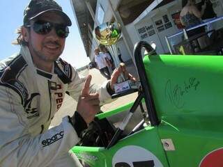 Denis Pedrosa posa com o troféu ao lado de seu carro autografado por Rubens Barrichello (Foto: Claudio Larangeira/F-Vee)