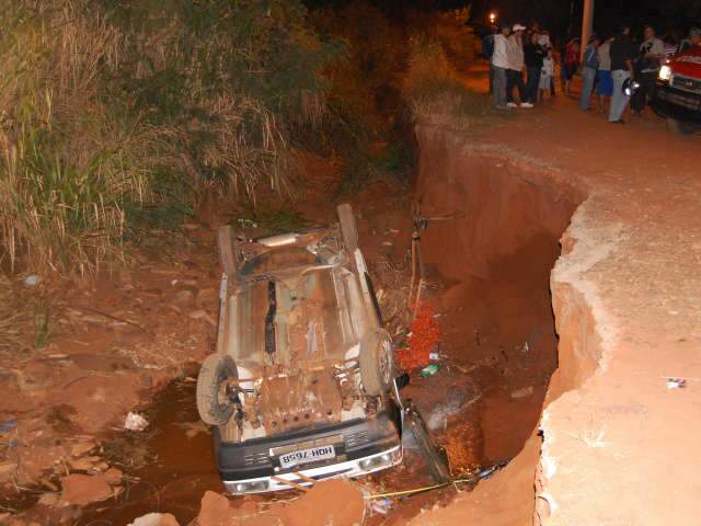  Carro adaptado cai em cratera na sa&iacute;da para Rochedo