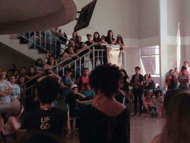 Estupro de jovem em festa mobiliza alunos contra o trote machista