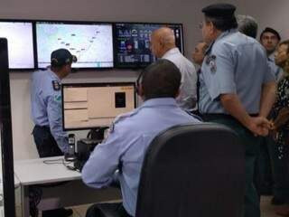 Policial explicando sobre monitoramento de viaturas durante lançamento do sistema  (Foto: Bruna Kaspary)
