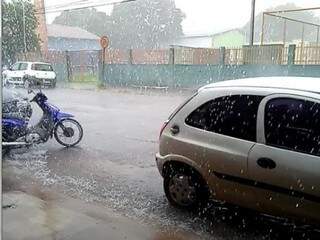 Granizo na Rua da Península, em frente à UPA do bairro Coophavilla II (Foto: Reprodução)