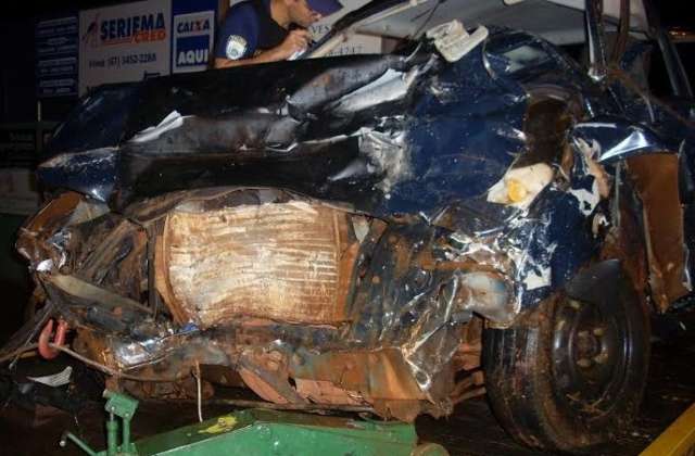 Homem morre e crian&ccedil;a fica em estado grave ap&oacute;s colis&atilde;o entre carros
