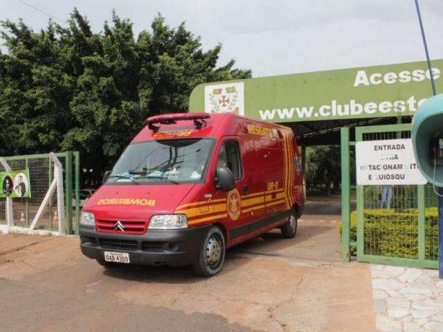 Trabalhador leva choque durante conserto de ar-condicionado em clube