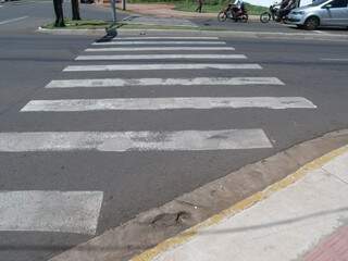 Outro trecho que não conta com rebaixamento para facilitar locomoção na Júlio de Castilho (Foto: Robin Andreazzi)