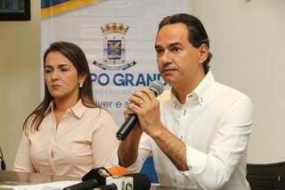 Prefeito Marquinhos Trad (PSD), ao lado da sua vice, Adriane Lopez (Foto: Marcos Ermínio)