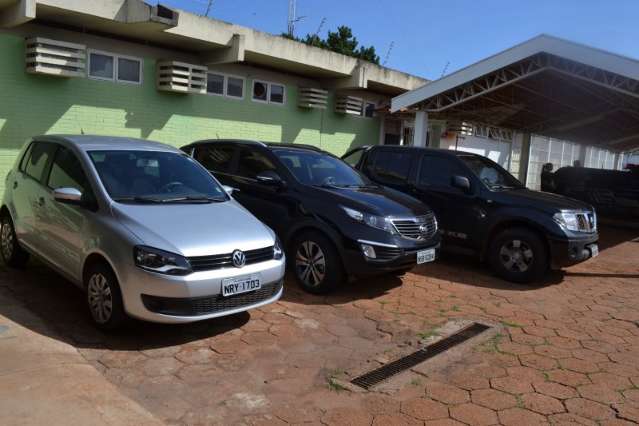 Pol&iacute;cia prende &quot;ponte&quot; que seguia para o Paraguai com carros de placas clonadas