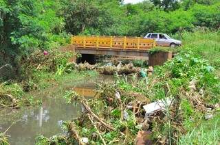 Córrego Água Boa transbordou com a chuva de segunda e prefeitura diz que lixo jogado pela população contribuiu (Foto: A. Frota/Diário MS)