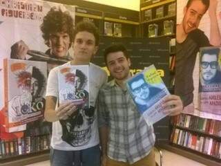 Christian (à esquerda) e Rafael, no lançamento dos livros na livraria Saraiva, em Campo Grande. (Foto: Divulgação)