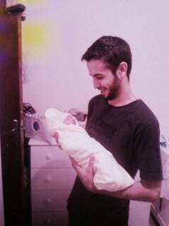 Manoel e o pai, Marcus Vinícius, logo depois de nascer. (Foto: Arquivo Pessoal)