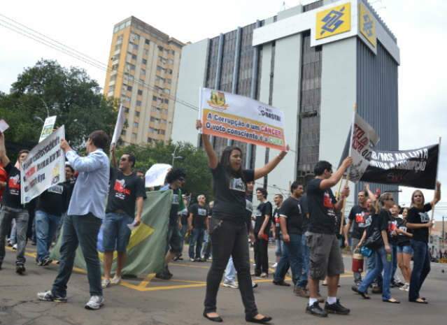  Marcha contra a corrup&ccedil;&atilde;o re&uacute;ne cerca de 400 manifestantes no centro da Capital