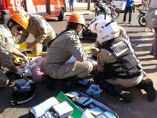 Equipe dos bombeiros socorrem vítima que teve fratura exposta. (Foto: Repórter News)