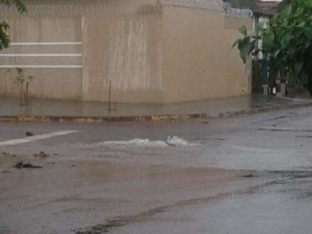 Chuva causa vazamento de esgoto em rua do bairro Vila Almeida