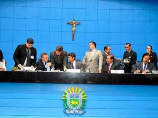 Deputados estaduais na mesa diretora da Assembleia Legislativa de MS. (Foto: Luciano Nassar/ALMS).