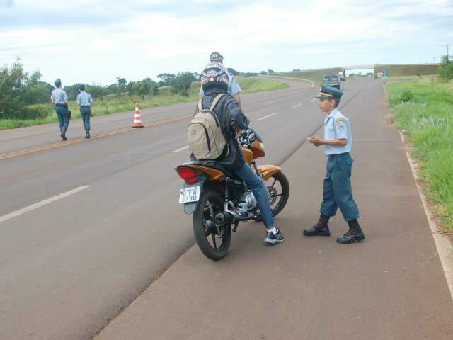  Vestidas de policial, crian&ccedil;as conscientizam motoristas na estrada