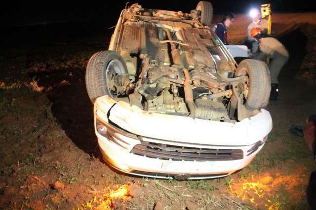 Ao tentar desviar de buraco, condutor perde controle de direção e carro capota 