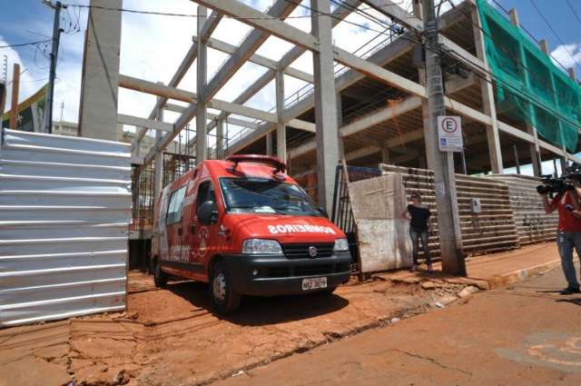 Oper&aacute;rio despenca 15 metros de altura em obra na Avenida Cal&oacute;geras