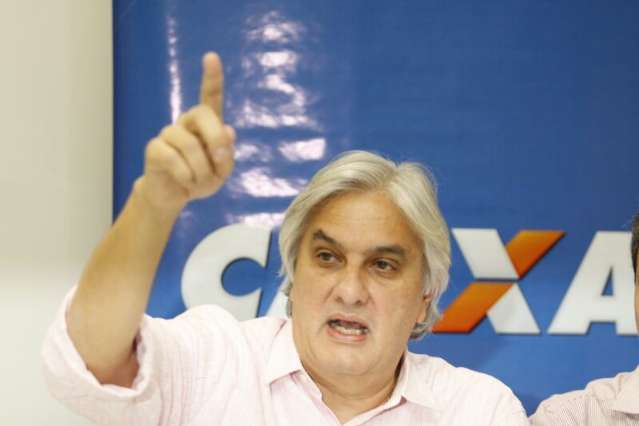 Delc&iacute;dio ainda n&atilde;o confirma o vice, mas j&aacute; defende qualidades de Londres