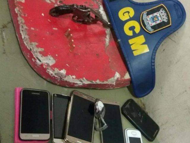 Ap&oacute;s arrast&atilde;o, jovem de 23 anos &eacute; preso com objetos roubados 
