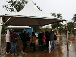 dia em Campo Grande começou com chuva, mas não impediu que filas fossem formadas. (Foto: Henrique Kawaminami)