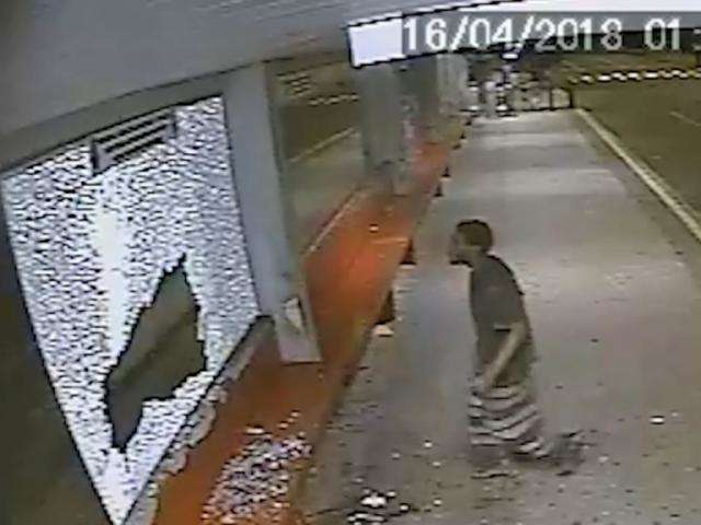 Morador de rua atirou pedra duas vezes para quebrar vidro de Peg-F&aacute;cil