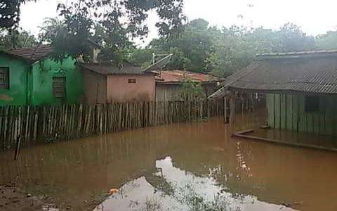 Chuvas desabrigam 57 famílias e Exército ajuda no socorro às vítimas