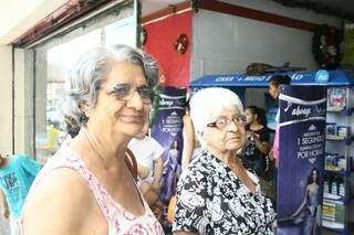 Rosa foi às compras em companhia da irmã de 92 anos (Foto: Marcos Ermínio)