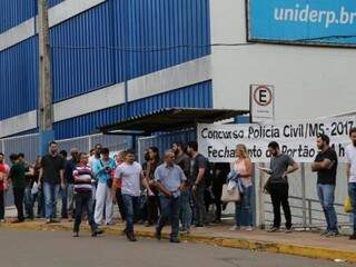 Candidatos na frente da Uniderp em 20 de agosto de 2017, dia da prova para delegado. (Foto: Marcos Ermínio/Arquivo).