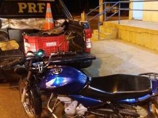 Motociclista abandonou motocicleta com os materiais e fugiu pela vegetação (Divulgação/ PRF-MS)