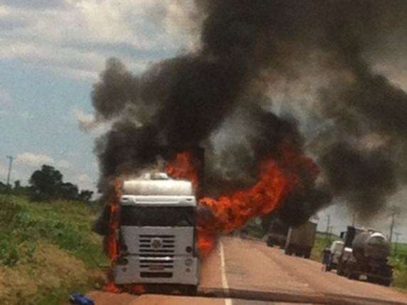 Fogo consome carreta carregada com frios  e congestiona BR-163