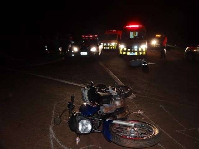 Motociclista perde controle da dire&ccedil;&atilde;o e morre ao bater em placa