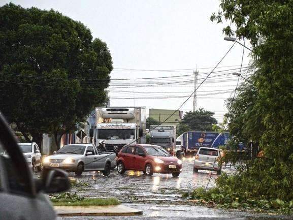 Ventos fortes e chuva alagam ruas e deixam cidade sem energia