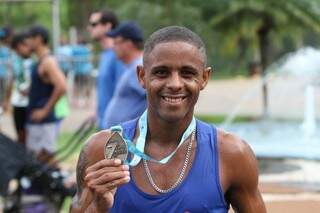 Daniel Gouvea exibe a medalha conquistada na prova masculina de 5 km