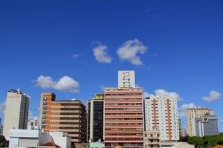 A previsão de máxima para a Capital é de 32ºC, com névoa seca durante o dia e sol entre nuvens, mas sem possibilidades de chuva (Foto: Marcos Ermínio)