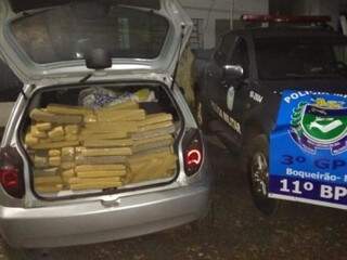 Droga era transportada do porta malas do veículo. (Foto: Divulgação/Polícia Militar) 