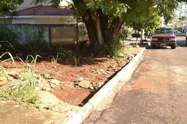 Contra enxurrada, escrit&oacute;rio constr&oacute;i mureta na cal&ccedil;ada e revolta pedestres