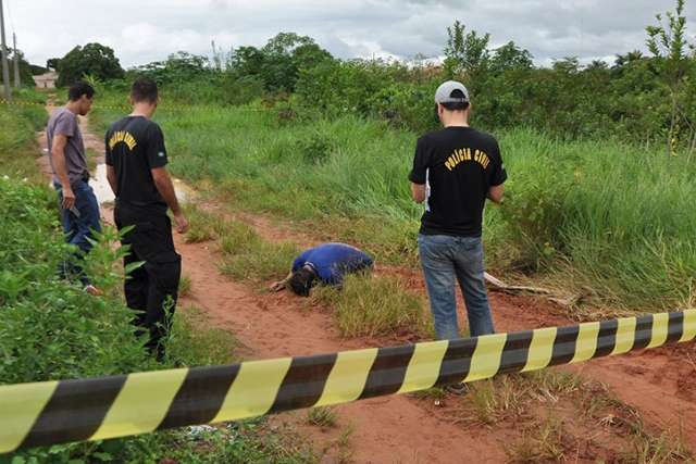 Homem de 54 anos &eacute; encontrado morto de joelhos em estrada vicinal 