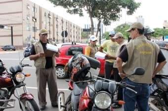 Blitz no Centro orienta motociclistas sobre novas exig&ecirc;ncias de tr&acirc;nsito