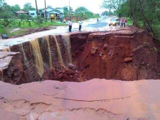 Chuva do mês passado voltou a abrir cratera em rua de Naviraí (Foto: Umberto Zum)