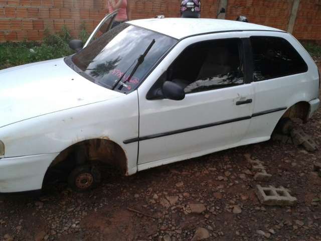 Ladr&otilde;es levam carro da frente da casa de v&iacute;tima e abandonam sem  rodas