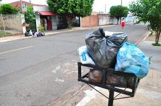 Demora na coleta fez lixo acumular em bairros de Campo Grande. (Foto: Luciano Muta)
