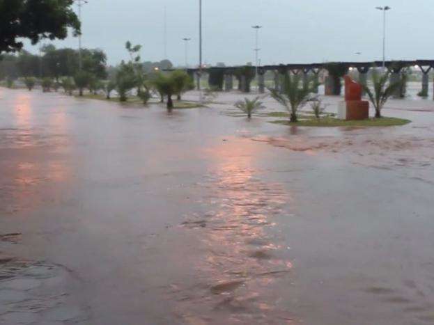 Frente fria derruba temperaturas e chuva forte provoca alagamentos