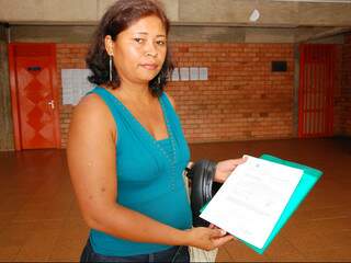 Mãe de estudante exibe certificado de conclusão de Ensino Médio. (Foto: Simão Nogueira)